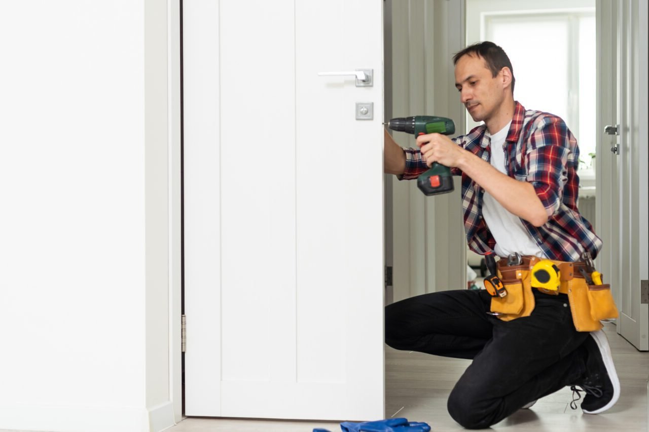 Serrurier professionnel à Antony effectuant une intervention de maintenance de serrure