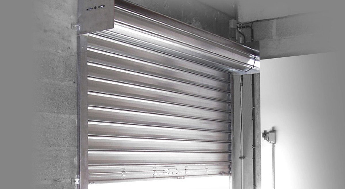 Rideau métallique de protection installé par un serrurier à Antony